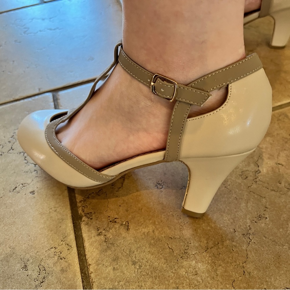 Journee Collection Olina Pump Size 9W - Picture 2 of 8